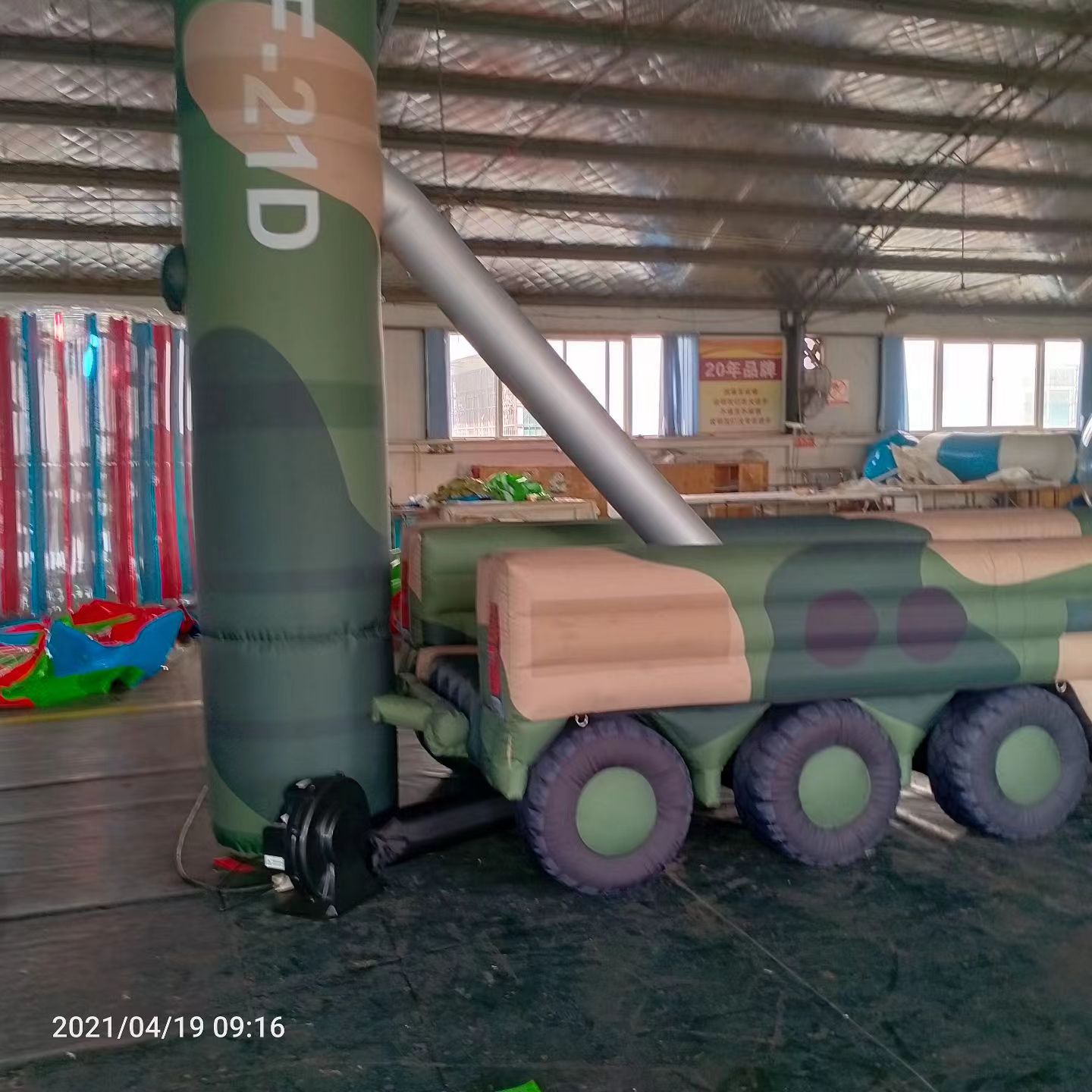 图木舒克军事演习中的充气目标车辆：模拟发射车雷达车坦克飞机